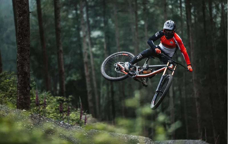 2020 Saracen Myst 29 Team Factory Downhill Bike-9