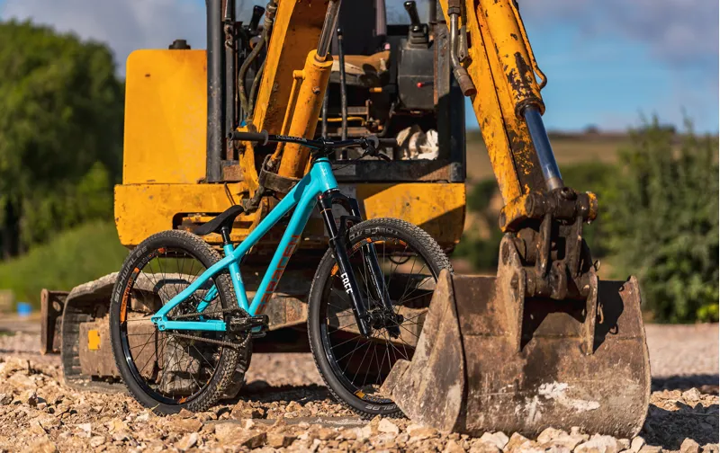 2019 Saracen Amplitude AL Team Dirt Jump Bike Medium