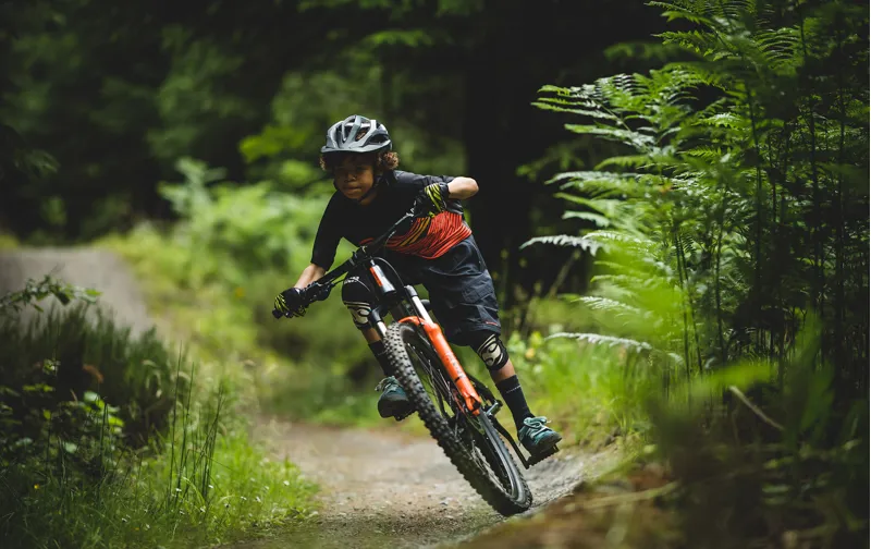 2020 Saracen Mantra 2.6 Junior Mountain Bike-9